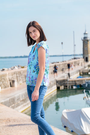 Bluză albastră Altesa IRIS din viscoză cu imprimeu exclusiv cu flori de iris