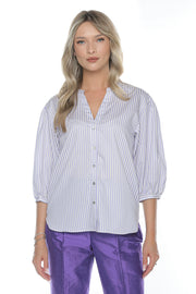 Decolteu în V și închidere frontală cu nasturi din scoică la bluza Ilaria