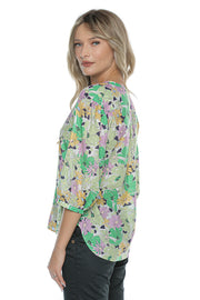 Decolteu în V și închidere frontală cu nasturi scoică la bluza Sara