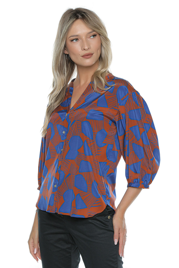 Decolteu în V și nasturi din scoică, detaliu rafinat al bluzei Daria din mătase