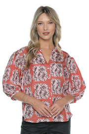 Decolteu în V cu nasturi scoică, detaliu elegant al bluzei Sonia din mătase