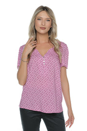 Decolteu feminin cu tăietură rafinată, detaliu elegant al bluzei Ada