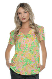 Decolteu feminin cu tăietură rafinată, detaliu elegant la bluza Vera